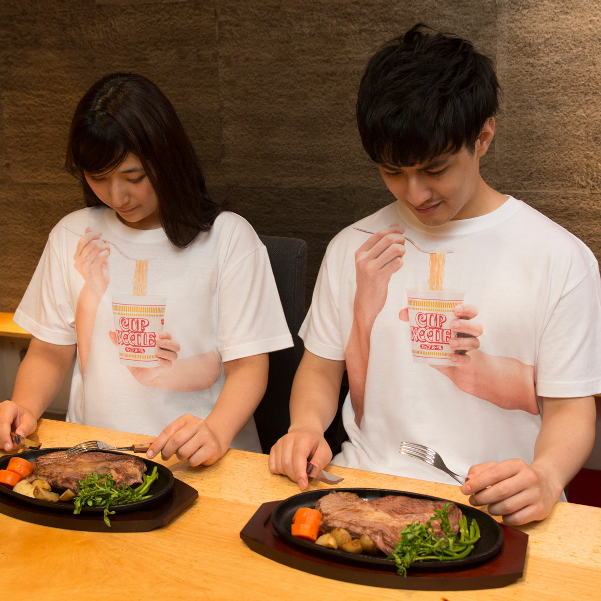カップヌードル食ってる風Tシャツ レディース – 日清食品グループ