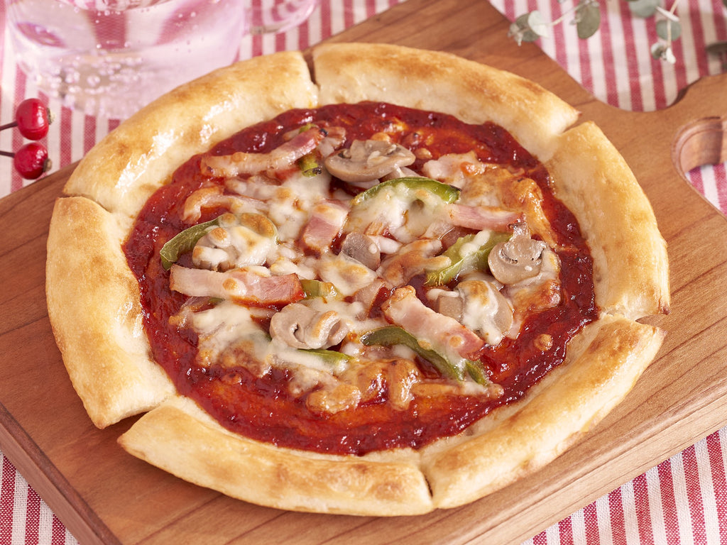 冷凍 完全メシ DELI ナポリ風ベーコン入りミックスピザ – 日清食品
